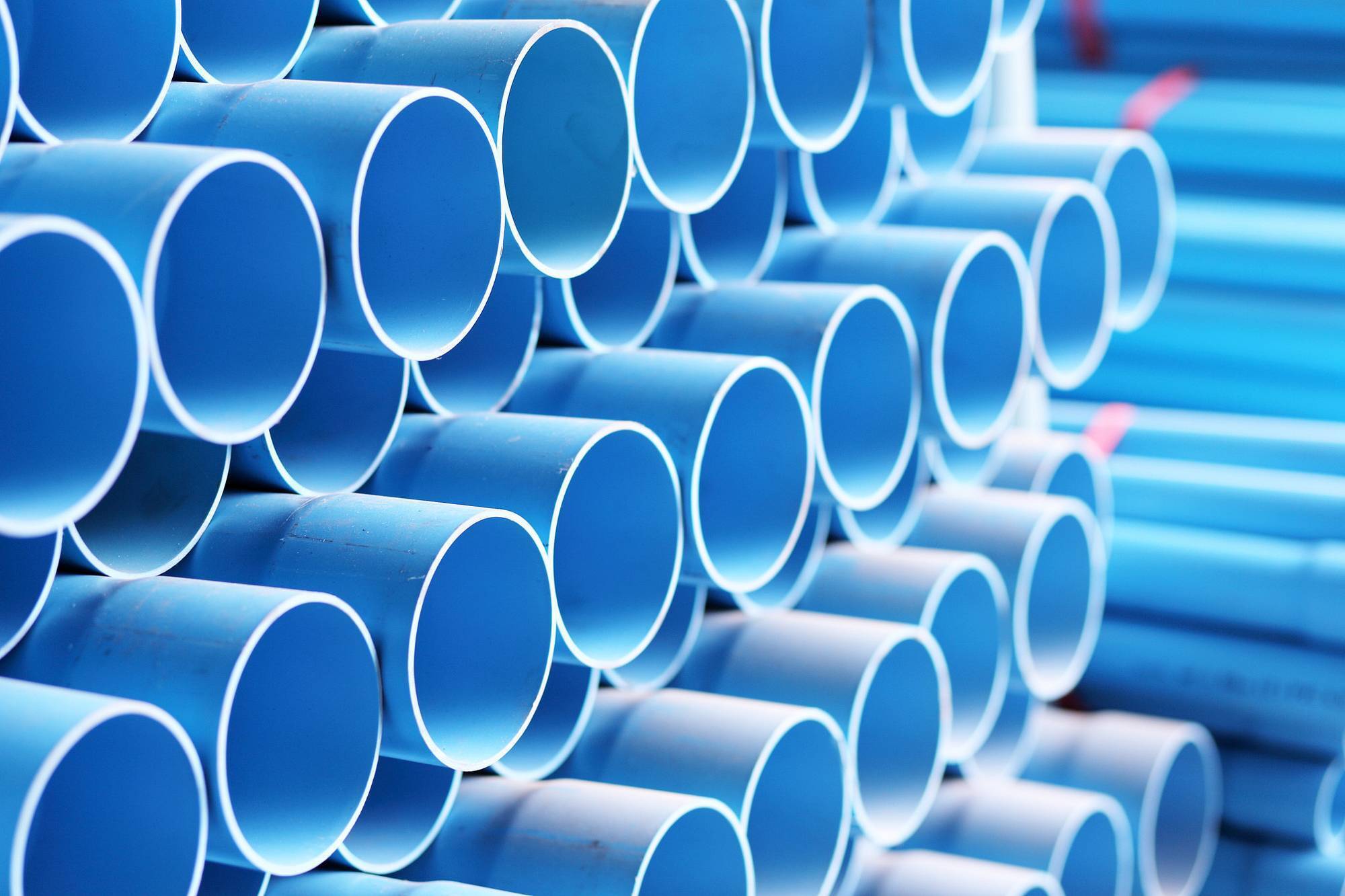 pvc-pipes-stacked-27576096