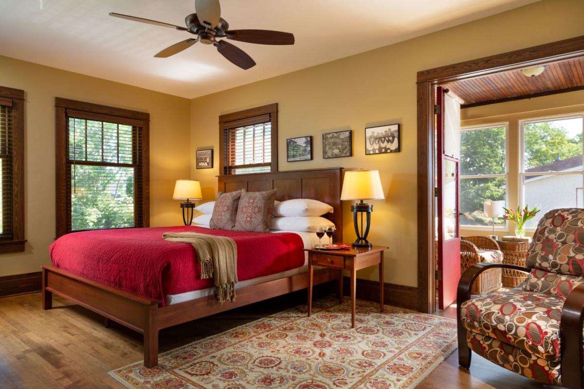 varsity-suite-bedroom-2-and-sunroom_5cf6c26f-7b67-40fd-9875594c17d99bee_454e33ec-5817-4dbc-8aa3adfa7924ee9c-1